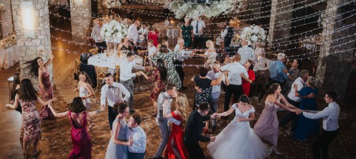 Nowoczesna stodoła, drewniana karczma, plenerowy namiot – idealne miejsca na wesela w stylu rustykalnym i boho