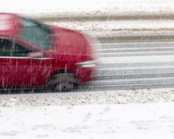Spadł pierwszy śnieg. Kto odpowiada za utrzymanie dróg w gminie Myślenice?