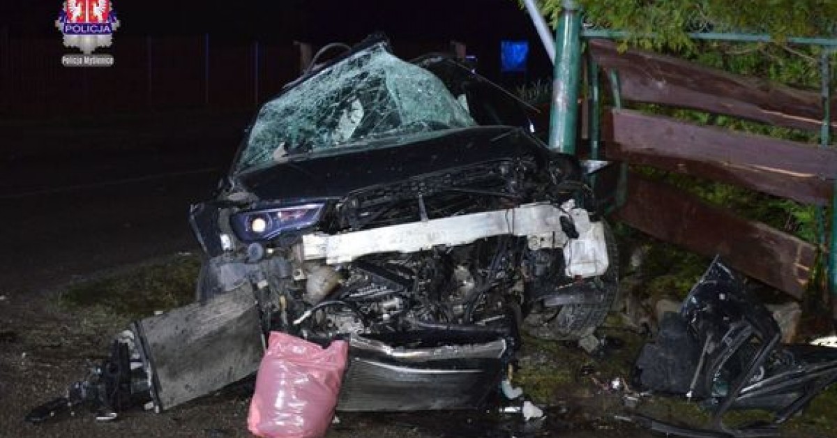 Tragiczny wypadek w Sieprawiu. Nie żyje 21-letni kierowca, nastoletnia pasażerka zabrana śmigłowcem LPR