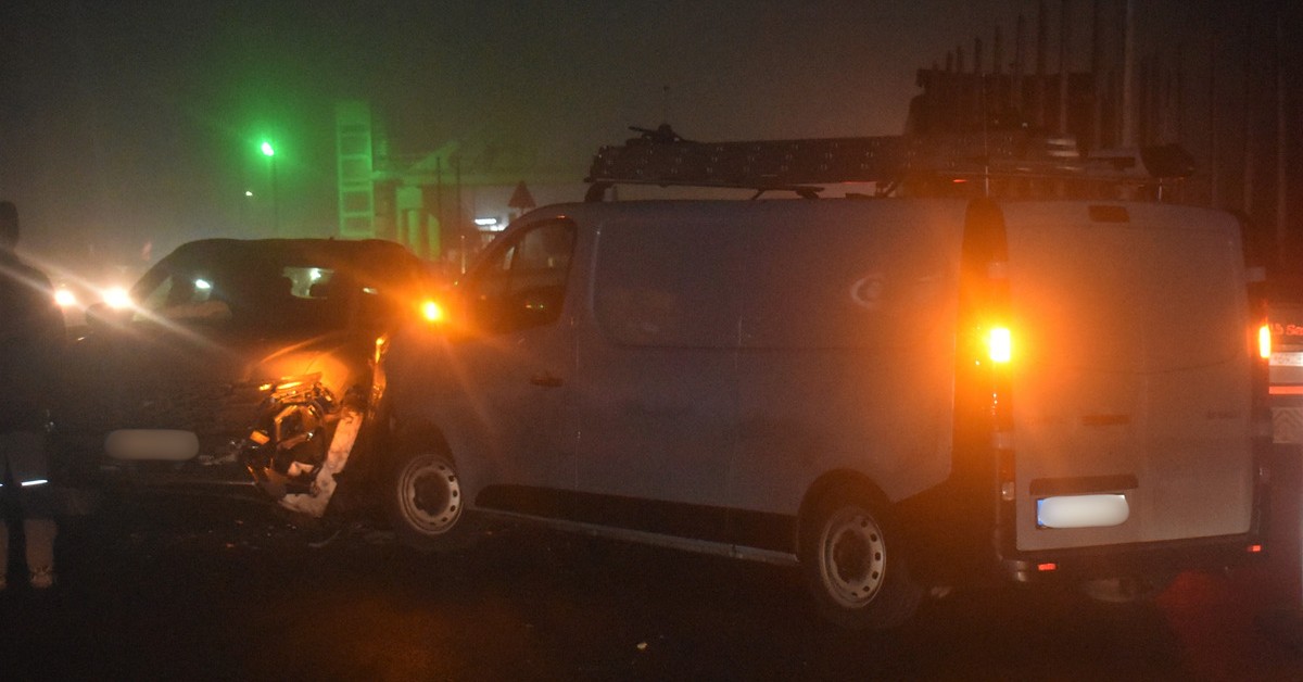 Pijany 17-latek bez prawa jazdy uciekał przed policją. Uszkodził sześć samochodów