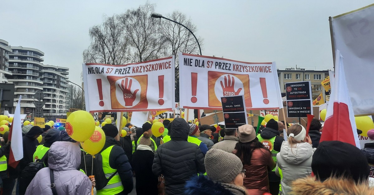 Mieszkańcy Krakowa i południowych gmin Małopolski pikietują pod siedzibą GDDKiA