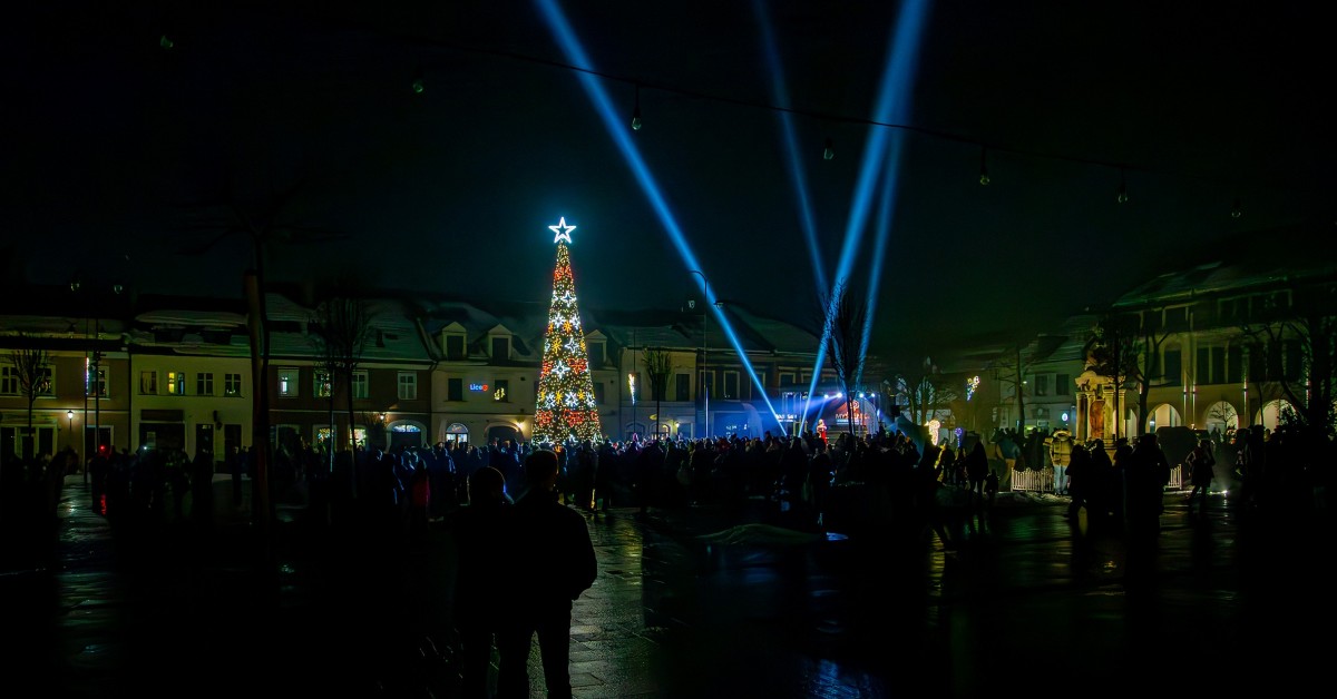 Myślenice. Choinka na Rynku oficjalnie rozświetlona. Mieszkańcy odliczają czas do świąt