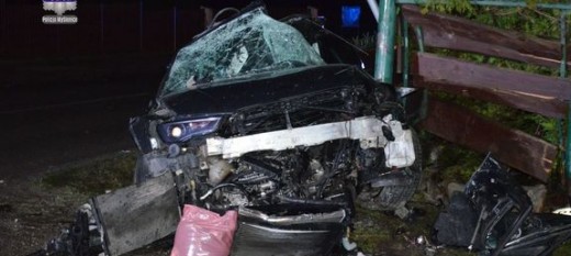 Tragiczny wypadek w Sieprawiu. Nie żyje 21-letni kierowca, nastoletnia pasażerka zabrana śmigłowcem LPR