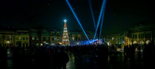 Myślenice. Choinka na Rynku oficjalnie rozświetlona. Mieszkańcy odliczają czas do świąt