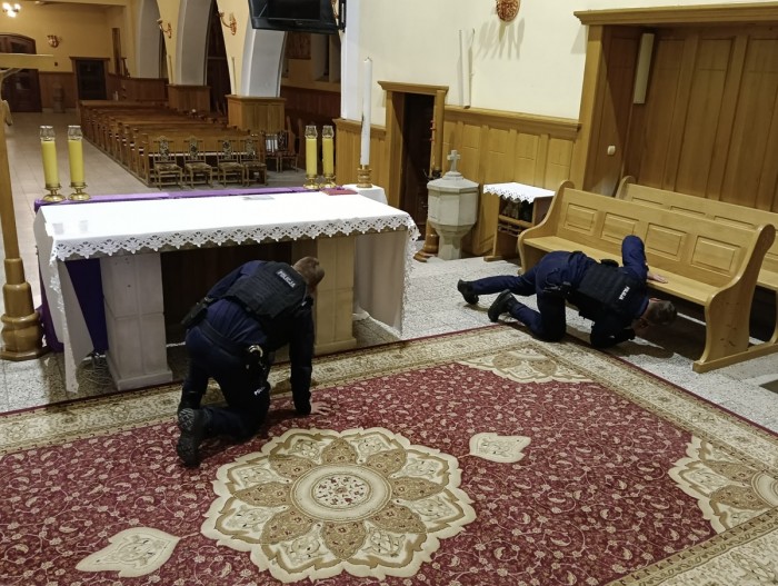 Policjanci sprawdzili kościół oraz przyległy teren, koncentrując się na miejscach newralgicznych i ogólnodostępnych.KPP Myślenice