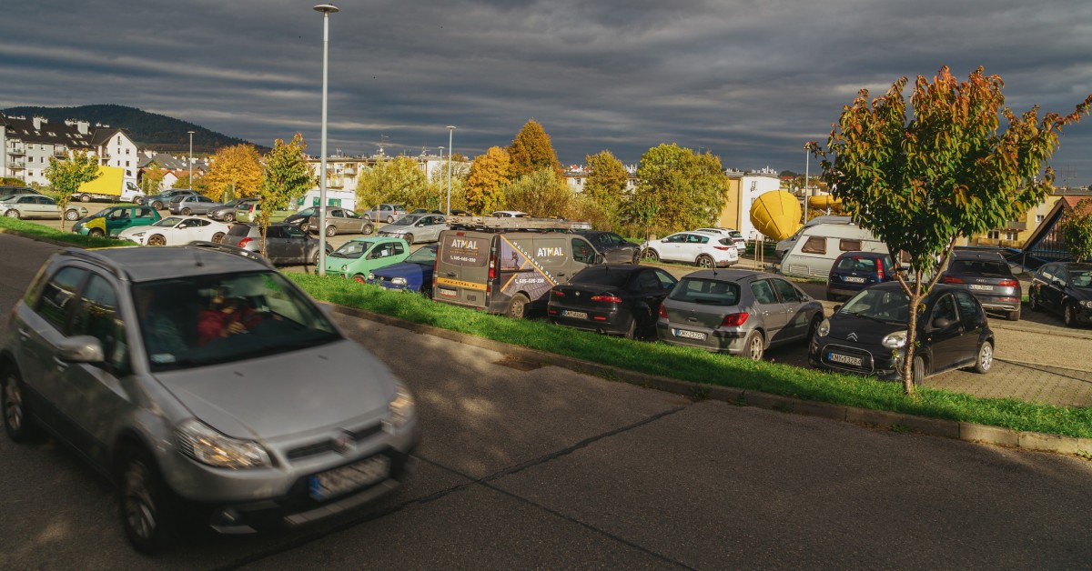 Myślenice. Radny apeluje o nowe miejsca parkingowe i modernizację ul. Pardyaka