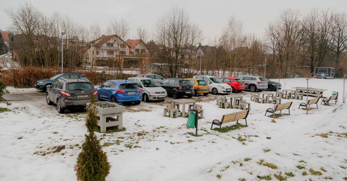 Myślenice. Radny o parkujących na Górnym Przedmieściu: „Tu nie ma boiska”. Czym jest Centrum Integracji i Odpoczynku?