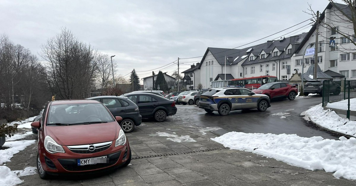 „Samochody blokują wyjazd”. Strażacy zabierają głos w sprawie parkingu przy Centrum Integracji i Odpoczynku