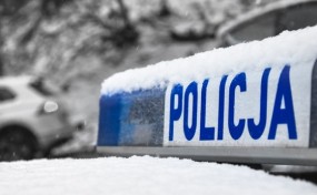 Spadł śnieg. „To próba dla kierowców” – mówią policjanci i apelują o rozsądek