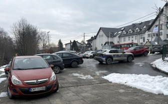 „Samochody blokują wyjazd”. Strażacy zabierają głos w sprawie parkingu przy Centrum Integracji i Odpoczynku