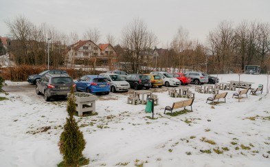 Myślenice. Radny o parkujących na Górnym Przedmieściu: „Tu nie ma boiska”. Czym jest Centrum Integracji i Odpoczynku?