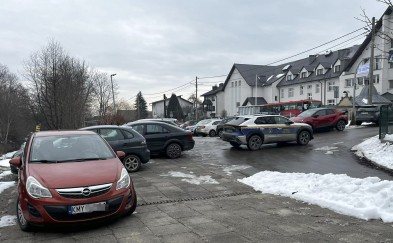 „Samochody blokują wyjazd”. Strażacy zabierają głos w sprawie parkingu przy Centrum Integracji i Odpoczynku