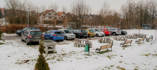 Myślenice. Radny o parkujących na Górnym Przedmieściu: „Tu nie ma boiska”. Czym jest Centrum Integracji i Odpoczynku?