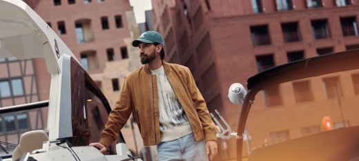 Jaki sweter do szerokich spodni, aby zachować proporcje sylwetki?