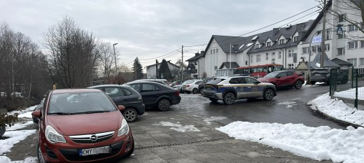 „Samochody blokują wyjazd”. Strażacy zabierają głos w sprawie parkingu przy Centrum Integracji i Odpoczynku