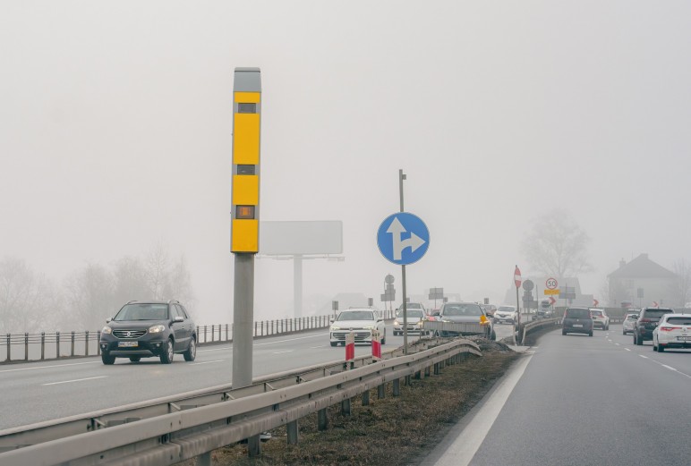 Fotoradar w Krzyszkowicach to rekordzista Polski. W pół roku odnotował 51,7 tys. przekroczeń prędkości