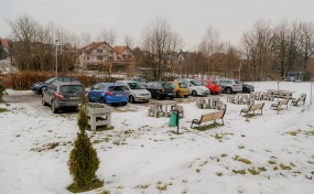 Myślenice. Radny o parkujących na Górnym Przedmieściu: „Tu nie ma boiska”. Czym jest Centrum Integracji i Odpoczynku?