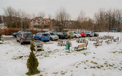 Myślenice. Radny o parkujących na Górnym Przedmieściu: „Tu nie ma boiska”. Czym jest Centrum Integracji i Odpoczynku?