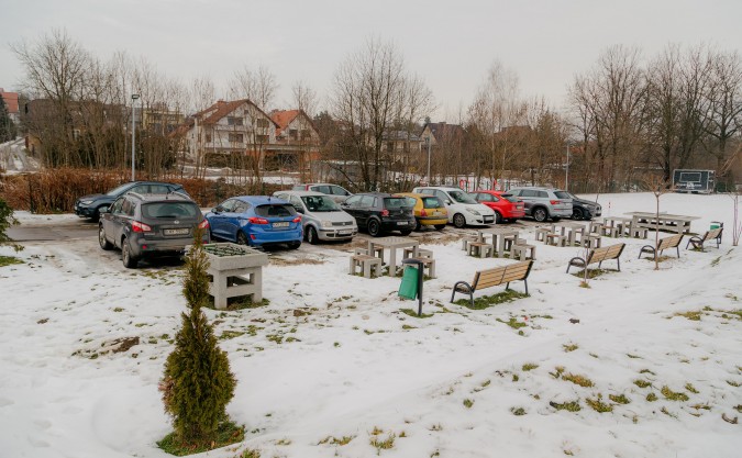 Myślenice. Radny o parkujących na Górnym Przedmieściu: „Tu nie ma boiska”. Czym jest Centrum Integracji i Odpoczynku?