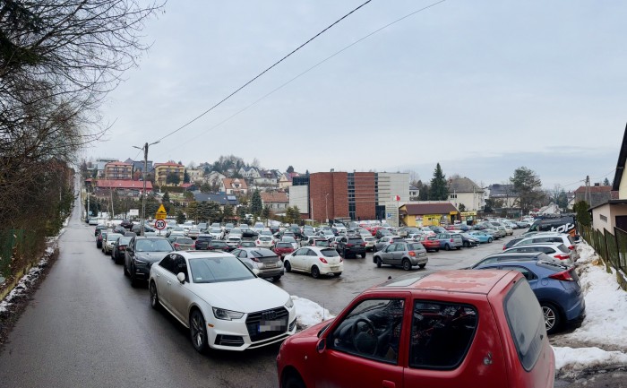 Budowa parkingu piętrowego na terenie dawnego placu targowego zapowiadana jest od lat. Projekt trafił do szuflady, a dla kierowców oznacza to brak alternatywy.