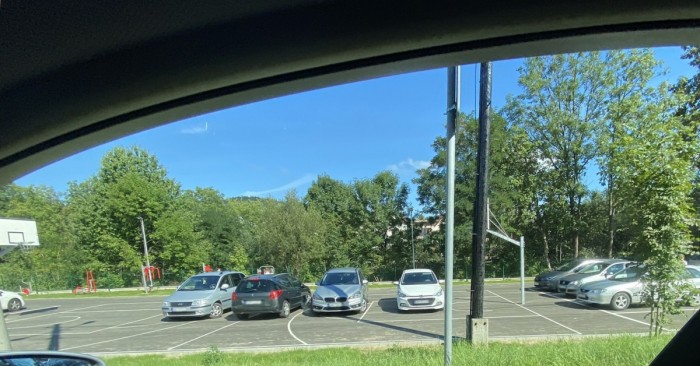 W 2022 r. mMieszkańcy zwracali uwagę, że teren zajmują głównie samochody uczniów pobliskiej szkoły.