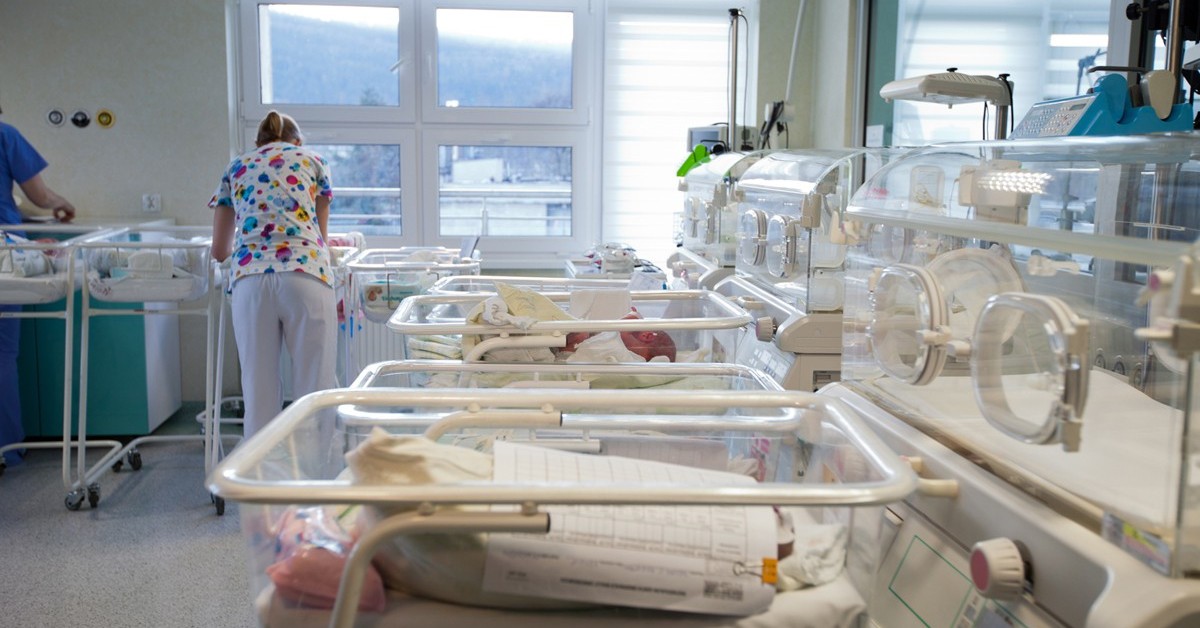 Spada liczba urodzeń w Małopolsce. NFZ publikuje ranking porodówek. Jak wypadają Myślenice?