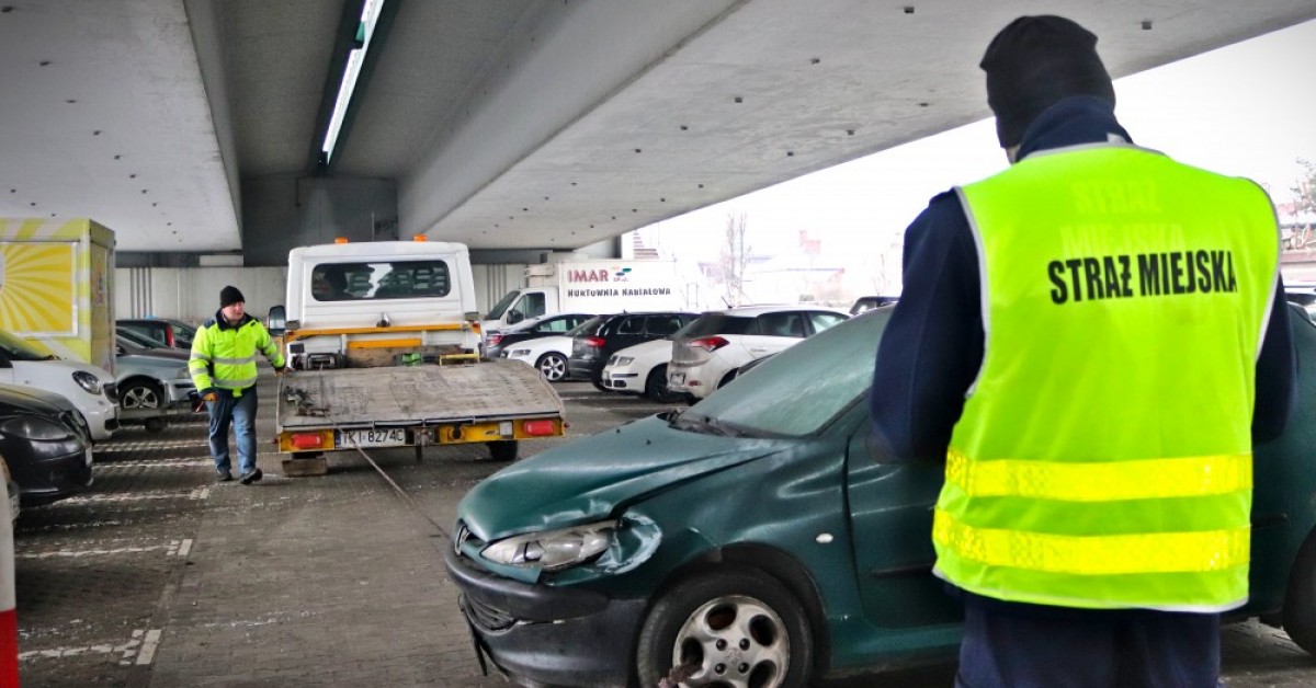Myślenice. Straż miejska odholowała porzucony samochód. Deficyt miejsc w centrum pozostaje