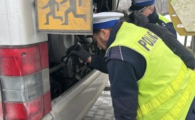 Powiat myślenicki. Policjanci kontrolują autokary wiozące dzieci na ferie