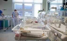 Spada liczba urodzeń w Małopolsce. NFZ publikuje ranking porodówek. Jak wypadają Myślenice?