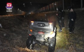 Lubień. Czterech nastolatków uciekało przed policją. Wpadli do rowu