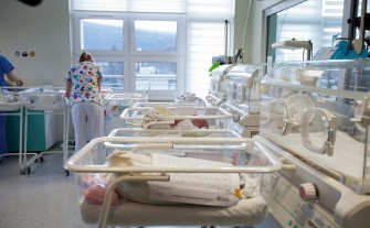 Spada liczba urodzeń w Małopolsce. NFZ publikuje ranking porodówek. Jak wypadają Myślenice?