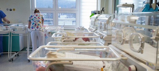 Spada liczba urodzeń w Małopolsce. NFZ publikuje ranking porodówek. Jak wypadają Myślenice?