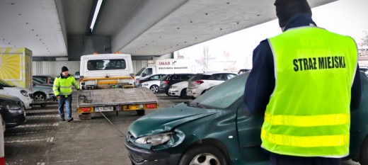 Myślenice. Straż miejska odholowała porzucony samochód. Deficyt miejsc w centrum pozostaje
