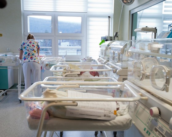 Spada liczba urodzeń w Małopolsce. NFZ publikuje ranking porodówek. Jak wypadają Myślenice?