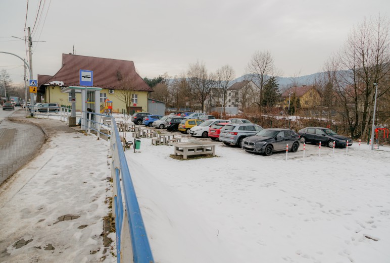 Myślenice. Parking, plac zabaw czy niedokończona inwestycja? Czym dziś jest Centrum Integracji i Odpoczynku na Górnym Przedmieściu?