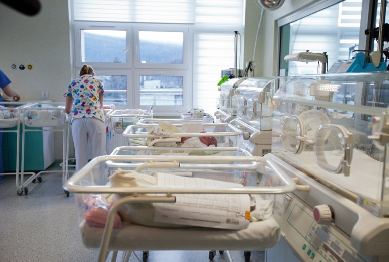 Spada liczba urodzeń w Małopolsce. NFZ publikuje ranking porodówek. Jak wypadają Myślenice?