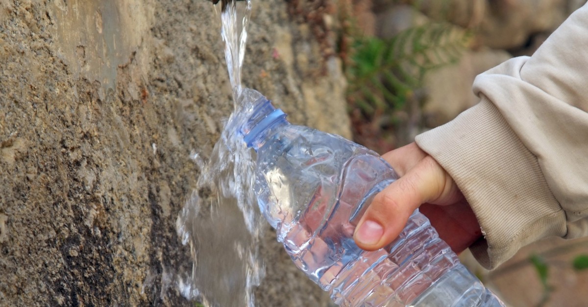 Sanepid przestaje badać wodę ze źródełek. Mimo złych wyników, mieszkańcy nie przestają jej pić