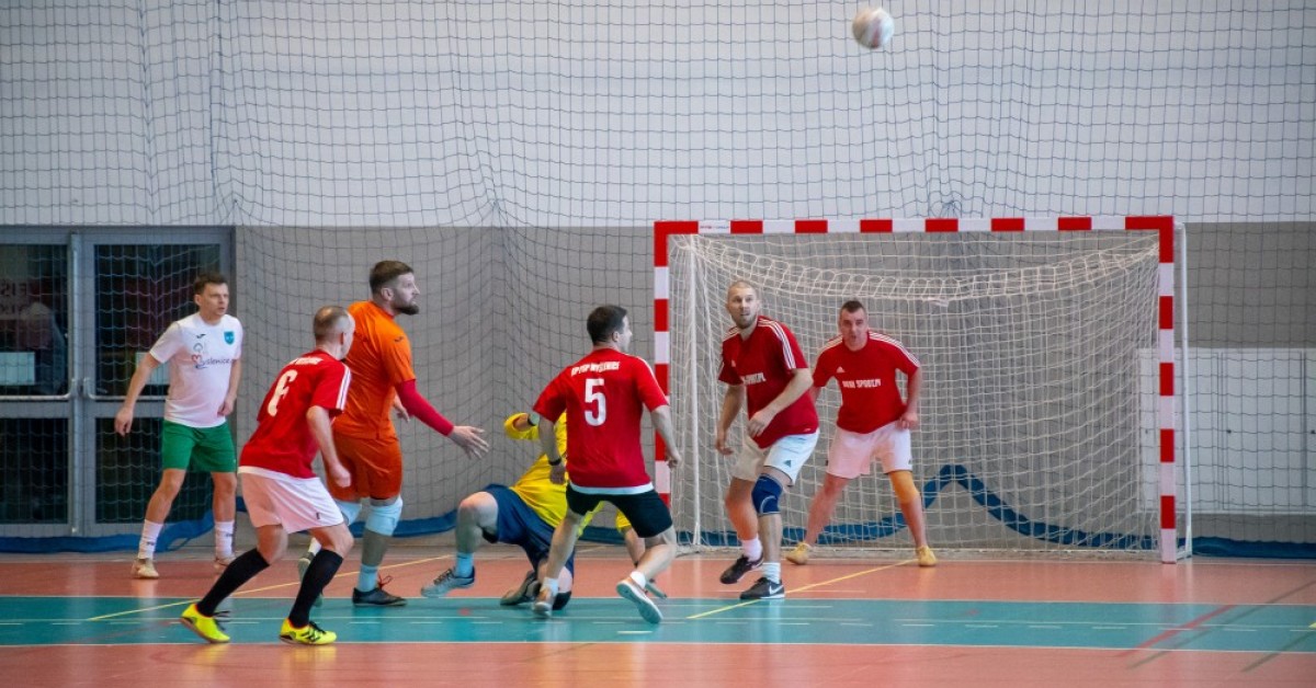 Strażacy z Pucharem Starosty w Turnieju Piłki Nożnej Drużyn Samorządowych