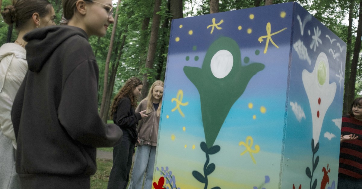 Myślenice. W parku stanęła plenerowa galeria sztuki. „To przestrzeń dla lokalnych artystów”