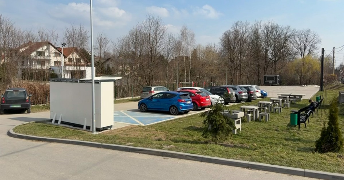 Myślenice. Plac zabaw, parking, siłownia, a dawniej boisko. Teraz jeszcze paczkomat. Co dzieje się z placem na Górnym Przedmieściu?