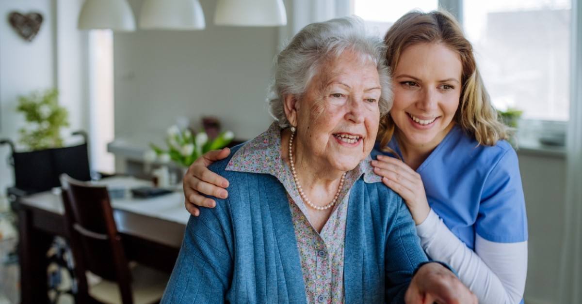 Kursy opiekun medyczny i opiekun osoby starszej – komu są dedykowane?