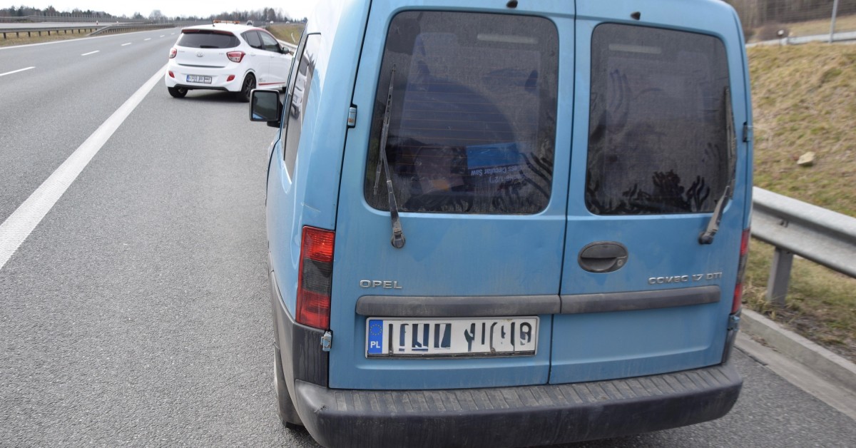 3,3 promila i kradziony samochód. Pijany kierowca z zakazem prowadzenia zatrzymany po obywatelskiej interwencji