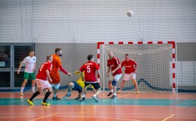 Strażacy z Pucharem Starosty w Turnieju Piłki Nożnej Drużyn Samorządowych