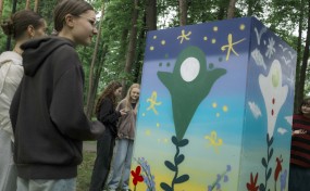 Myślenice. W parku stanęła plenerowa galeria sztuki. „To przestrzeń dla lokalnych artystów”