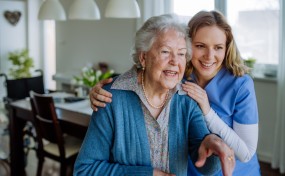 Kursy opiekun medyczny i opiekun osoby starszej – komu są dedykowane?