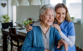 Kursy opiekun medyczny i opiekun osoby starszej – komu są dedykowane?