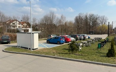 Myślenice. Plac zabaw, parking, siłownia, a dawniej boisko. Teraz jeszcze paczkomat. Co dzieje się z placem na Górnym Przedmieściu?