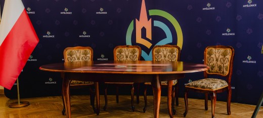 Myślenice. Podpisanie umowy na budowę centrum dla niepełnosprawnych na Chełmie odwołano w ostatniej chwili. Szkoła stoi pusta od sześciu lat