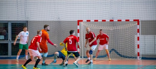 Strażacy z Pucharem Starosty w Turnieju Piłki Nożnej Drużyn Samorządowych