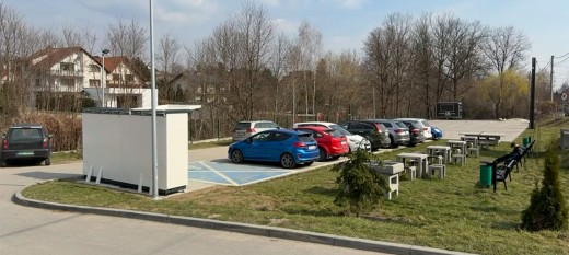 Myślenice. Plac zabaw, parking, siłownia, a dawniej boisko. Teraz jeszcze paczkomat. Co dzieje się z placem na Górnym Przedmieściu?